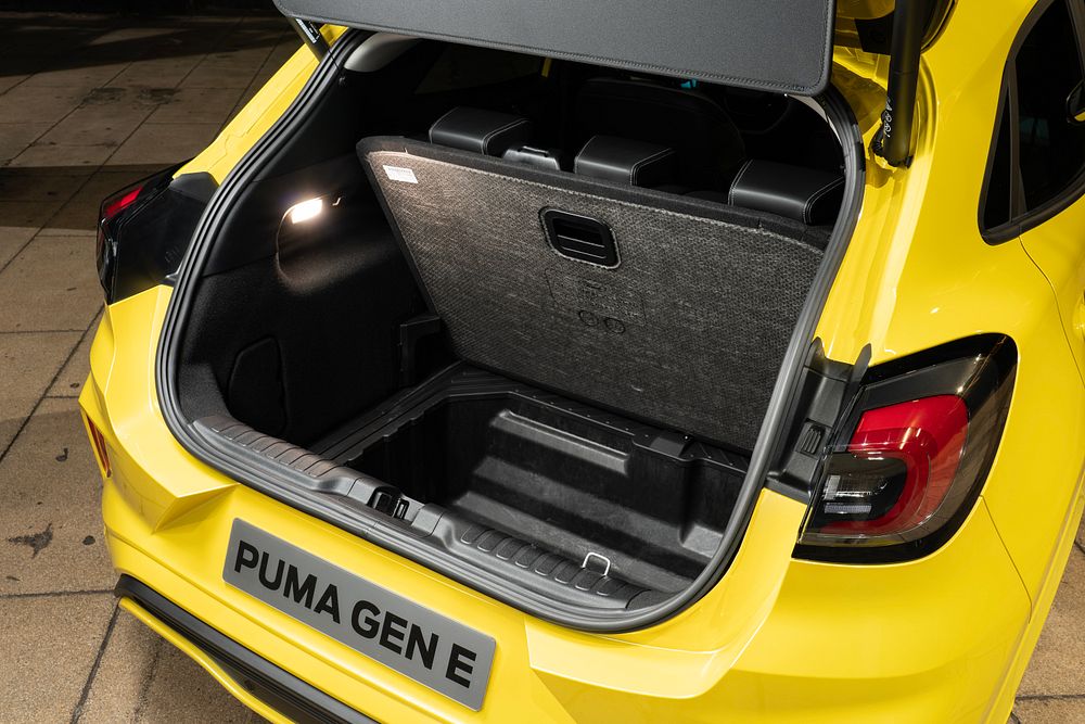 billede af bagagerum i gul ford puma gen e